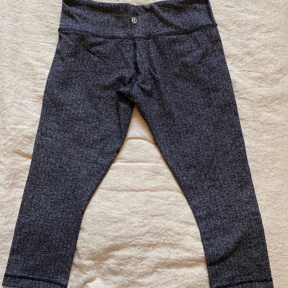 Lululemon wunderunder crops size 8 - Picture 2 of 6